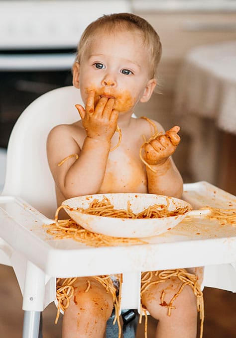 Ab wann Kinder mit Besteck essen Kind isst mit Fingern