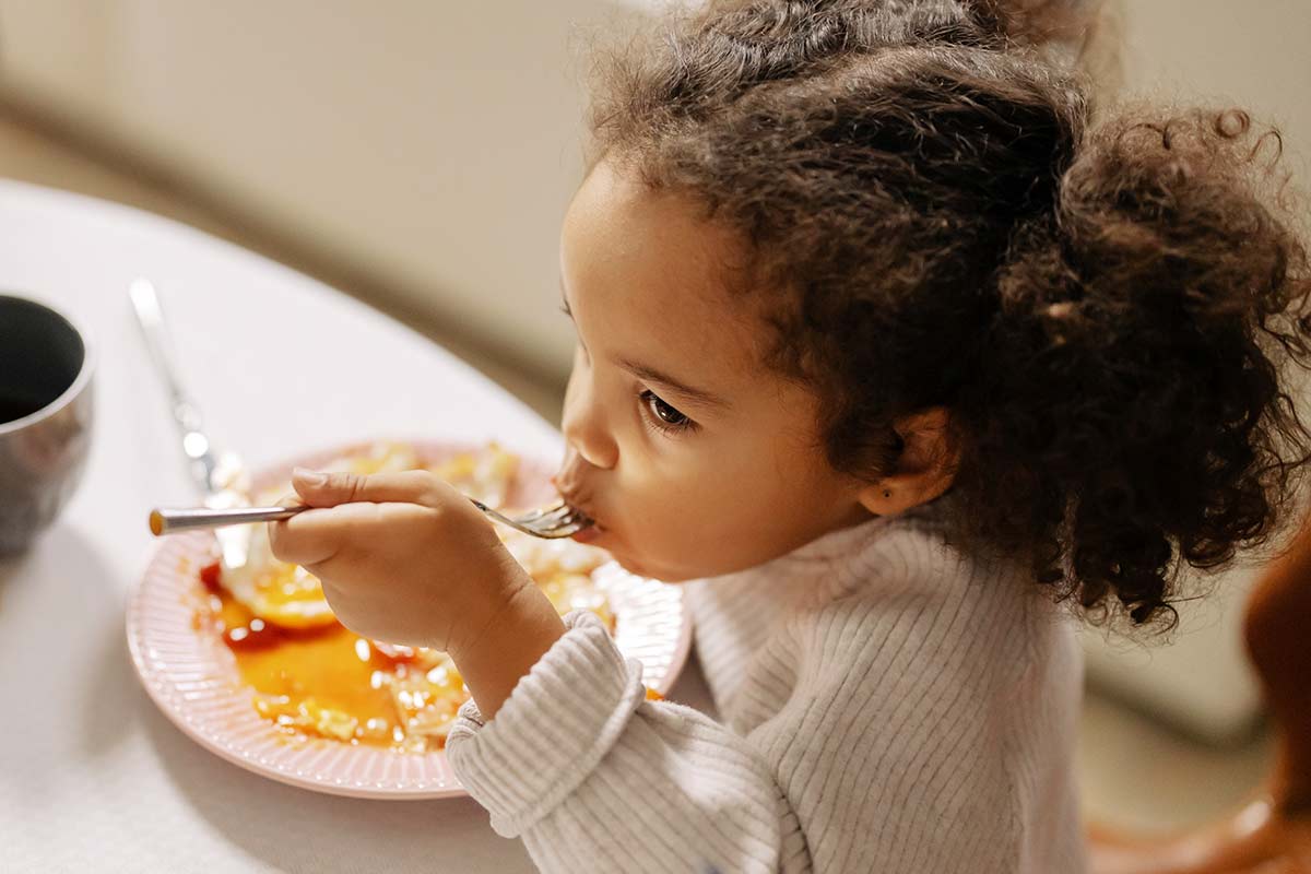 Kind kann mit Besteck essen