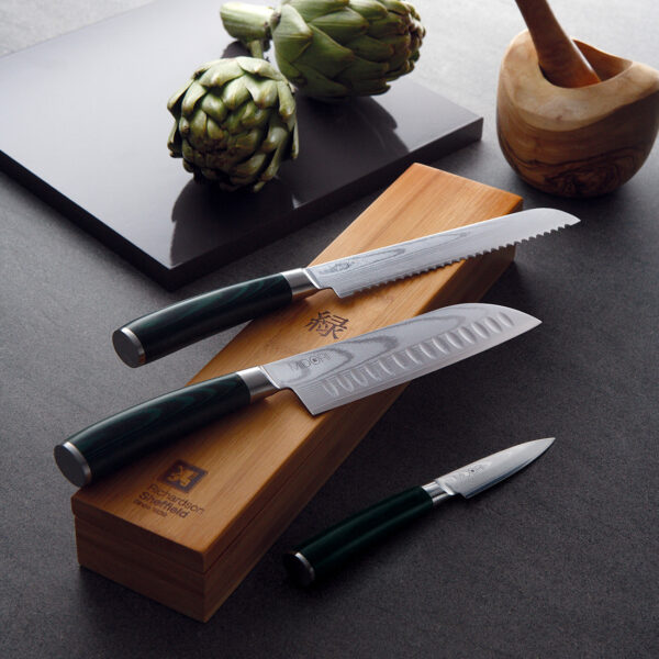 Richardson Sheffield MIDORI Santokumesser 5 dunkelgrün Santoku Messer Damast graviert auf Holzbrett