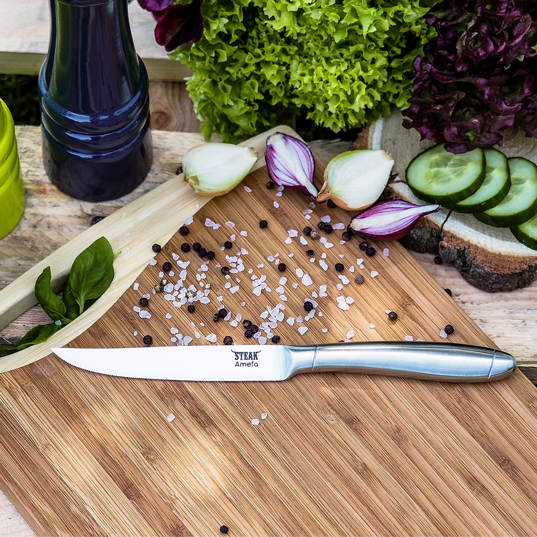 Steakmesser Vollheft PRIME RIB Amefa Steakmesser mit kreativer Gravur auf Tisch
