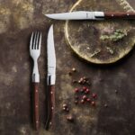 Graviertes Steakmesser Set Holz ROYAL STEAK Amefa Premiere auf Tisch