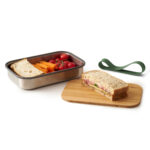 Sandwichbox 900 ml mit Holzdeckel von Black & Blum in Verpackung mit Gravur